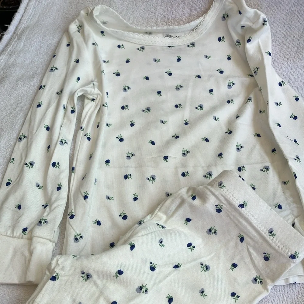 Two sets of flowered size 2 T pajamas. Lightweight & cooler sleeping. - Picture 6 of 11